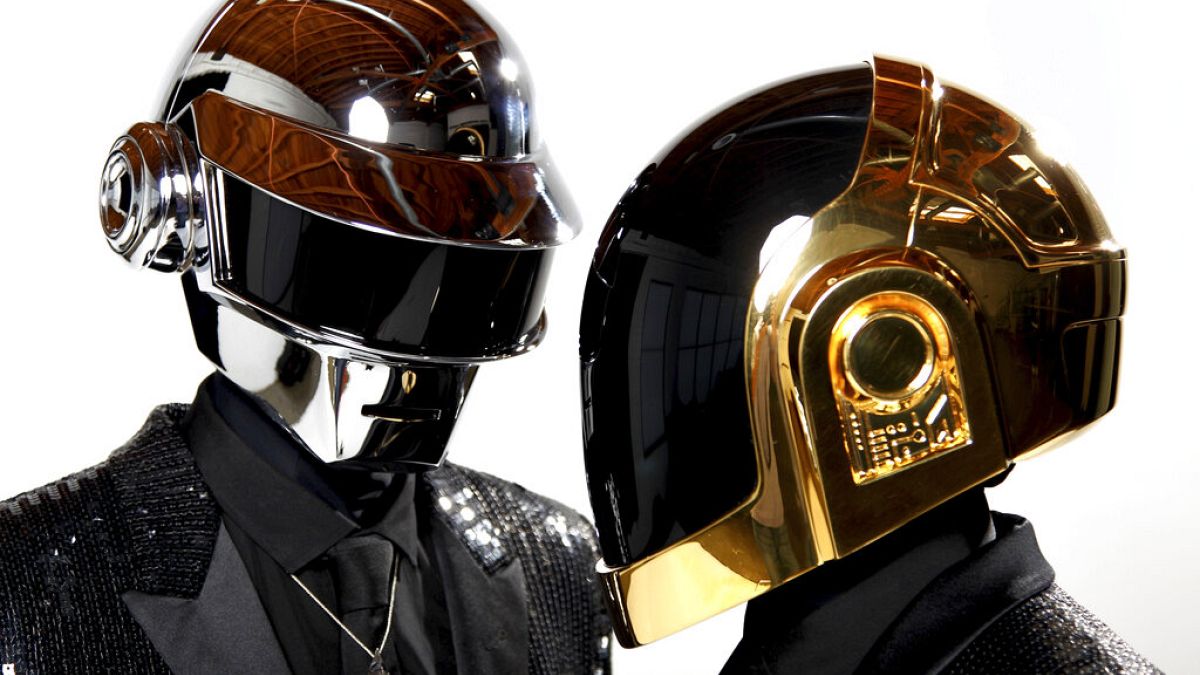 Daft Punk posam para um fotógrafo em Los Angeles