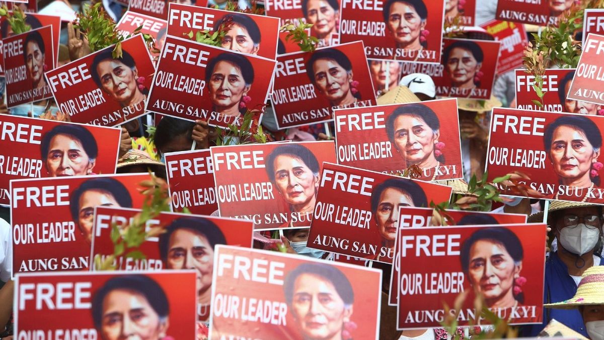 درخواست معترضان میانماری برای آزادی آنگ سان سوچی