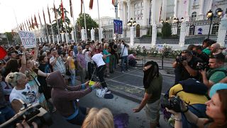 Kormányellenes tüntetők festékes lufikkal céloznak egy kormányépületet Szkopjéban 2016-ban a lehallgatási botrány kitörése után