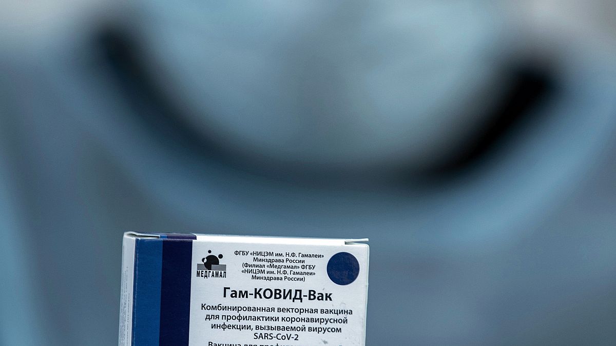 Egészségügyi dolgozó egy Szputnyik V koronavírus elleni vakcinát tartalmazó dobozzal