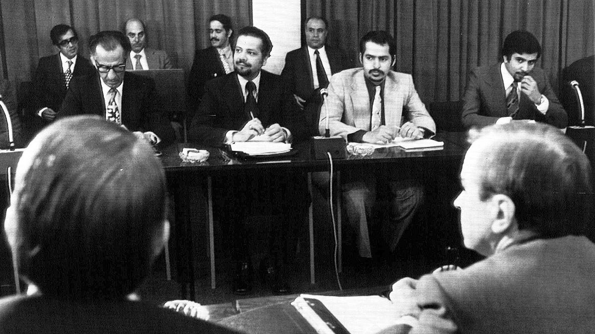 أحمد زكي يماني (الثاني على اليسار) خلال اجتماع وزراء النفط الخليجيين وممثلي الدول الغربية في العاصمة النمساوية فيينا لمناقشة رفع أسعار النفط. 1973/10/08 
