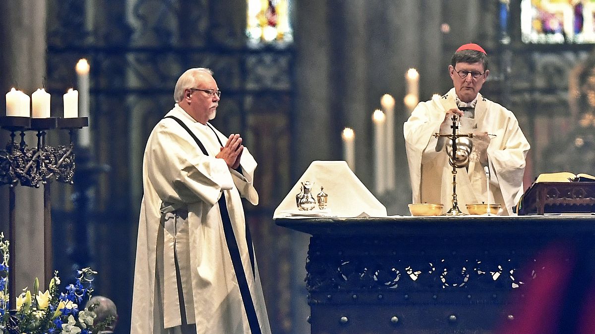 Kardinal Rainer Woelki (rechts) bei einer Messe im Kölner Dom