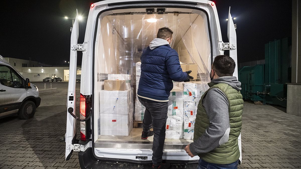 A Sinopharm kínai cég vakcináit pakolják teherautóba Budapesten