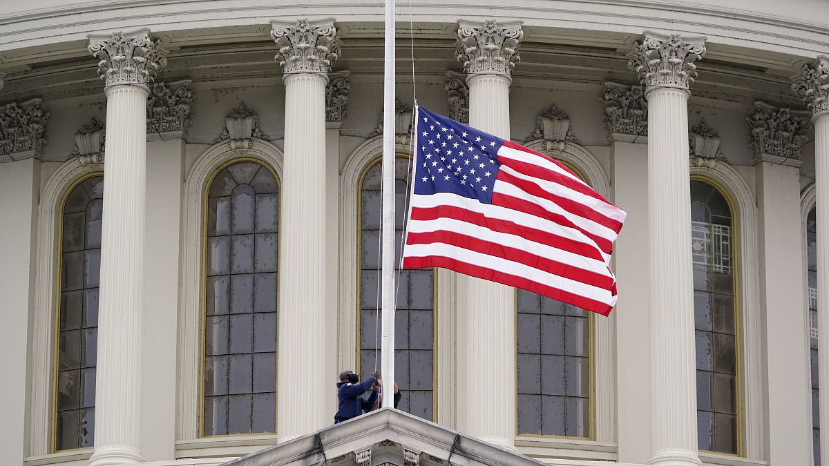 منذ الأمس أمر الرئيس الأمريكي جو بايدن بتنكيس الأعلام حداداً على أرواح الضحايا 