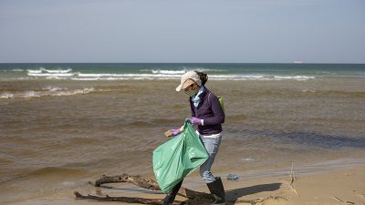 Добровольцы принимают участие в очистке побережья