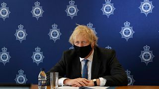 İngiltere Başbakanı Boris Johnson, Omicron varyantı nedeniyle en az bir kişinin hayatını kaybettiğini açıkladı.