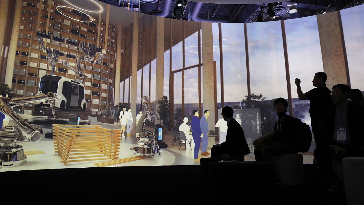 شاشات تعرض تصور "المدينة المنسوجة" في جناح تويوتا في معرض لاس فيغاس للالكترونيات الاستهلاكية. 2020/01/08