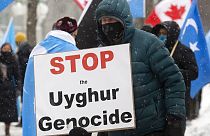 Manifestantes à porta do parlamento canadiano, esta segunda-feira