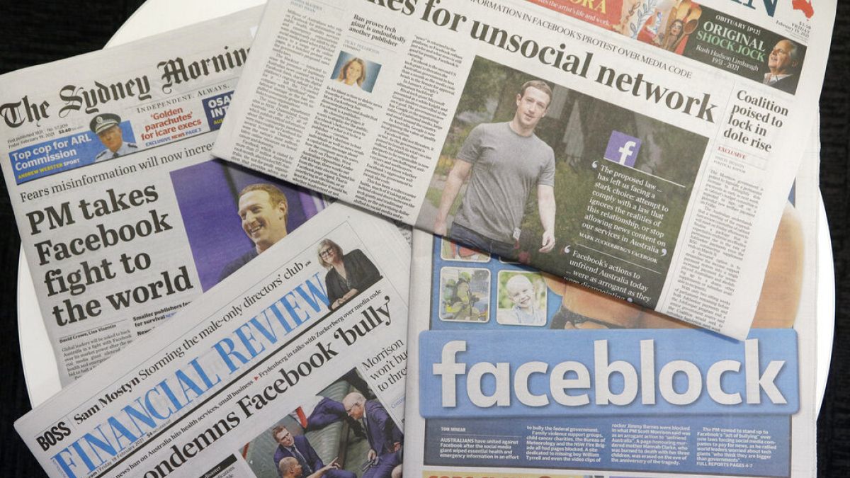 Die Titelseiten australischer Zeitungen erscheinen mit Nachrichten zu Facebook in Sydney, 19.02.2021