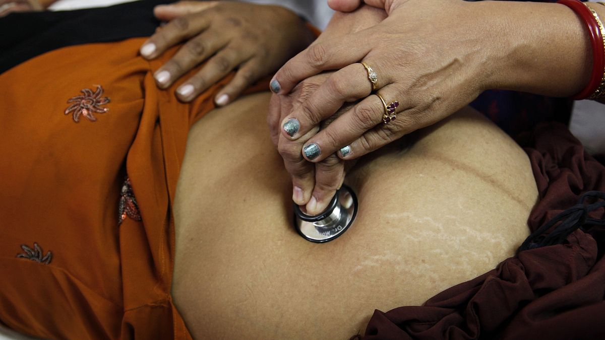 طبيب يفحص امرأة حامل