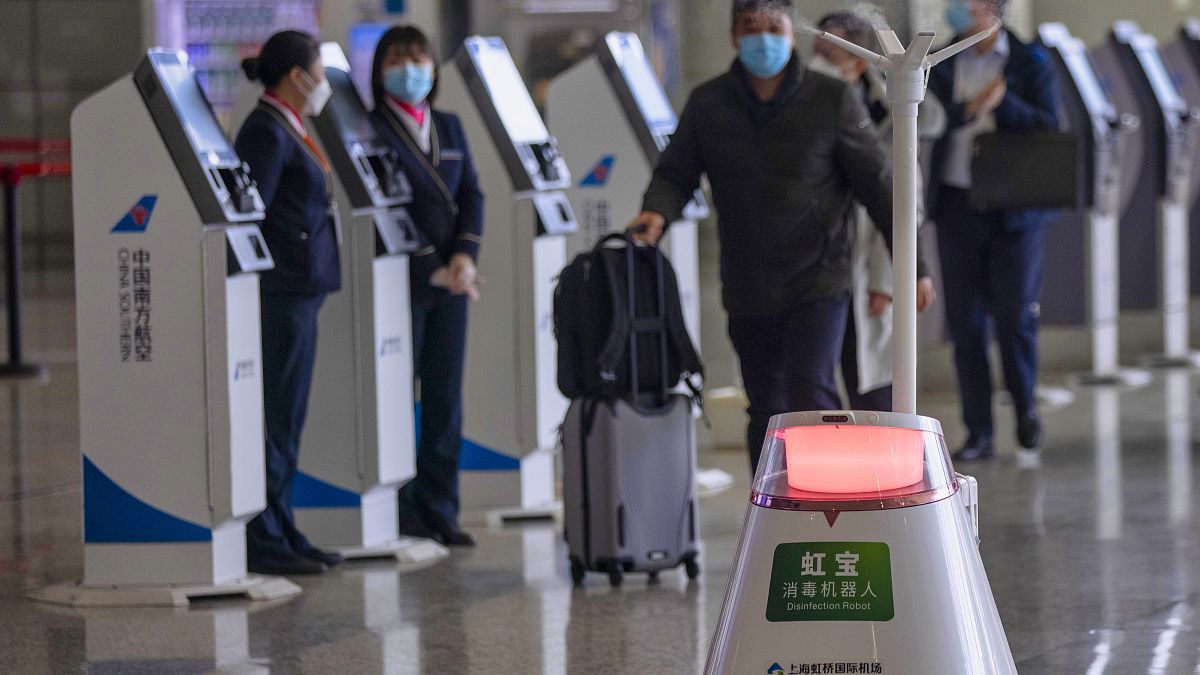 Robot fertőtlenít a sanghaji repülőtér utascsarnokában 