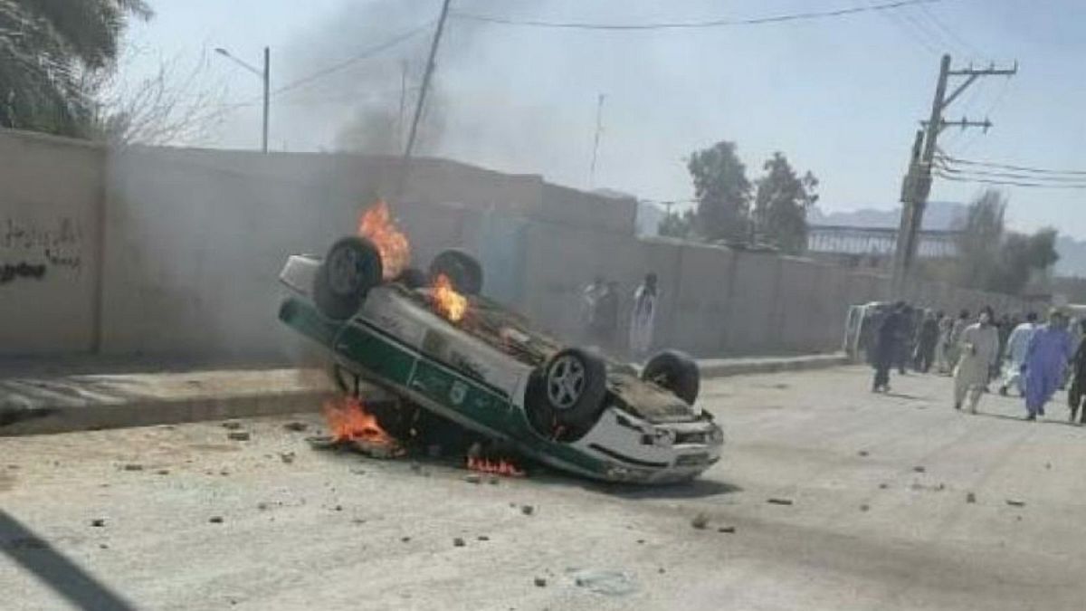 تصاویر از به آتش کشیده شدن یک خودروی پلیس در سراوان
