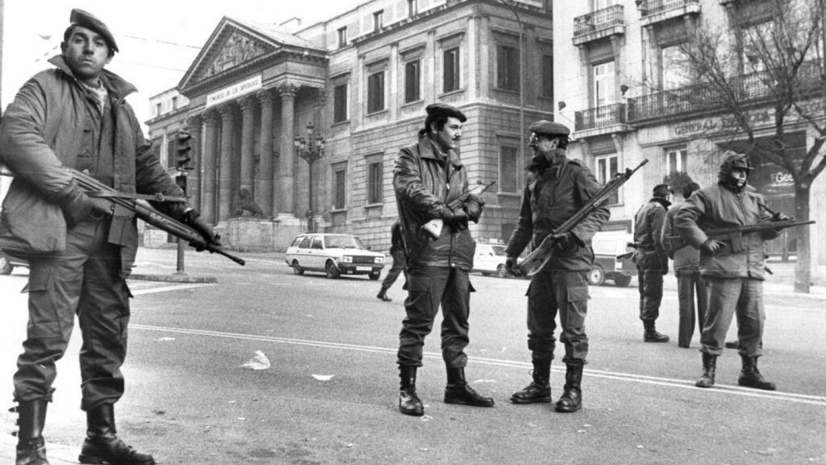 ساختمان پارلمان اسپانیا در محاصره نیروهای مسلح در روز کودتای ۱۹۸۱