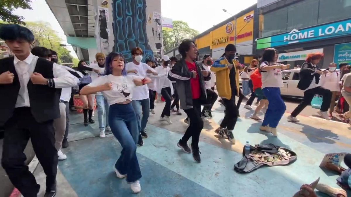 متظاهرون في يانغون يرقصون احتجاجا على الانقلاب العسكري في ميانمار
