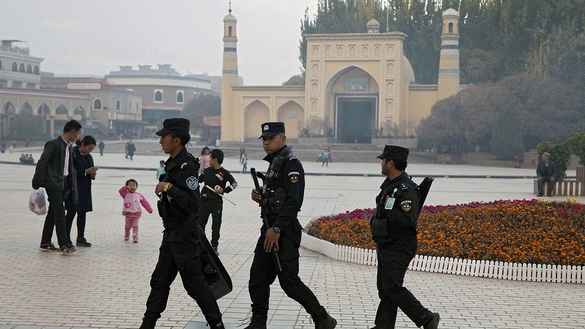 Doğu Türkistan'ın Kaşgar kentinde İdgah Camisi'nin önünde devriye gezen Çin güvenlik görevlileri (arşiv)