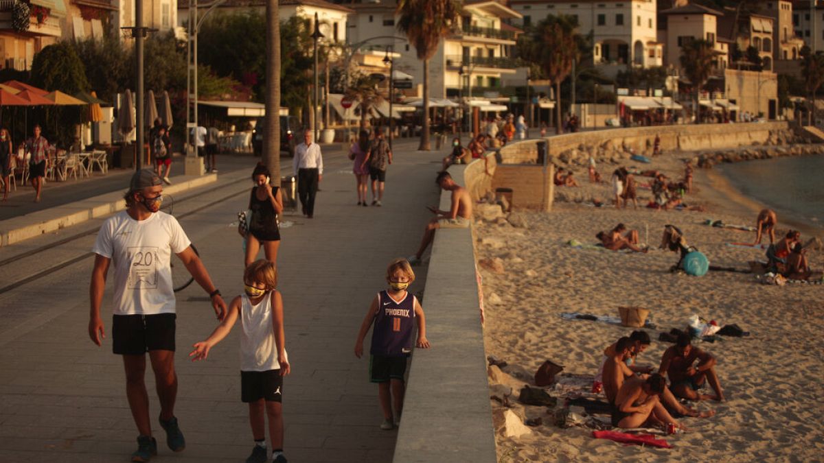 Touristen und Einheimische am Strand von Sóller, Mallorca, Spanien, 29.07.2020