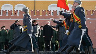 Soldaten marschieren an Wladimir Putin vorbei