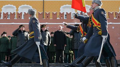 Soldaten marschieren an Wladimir Putin vorbei