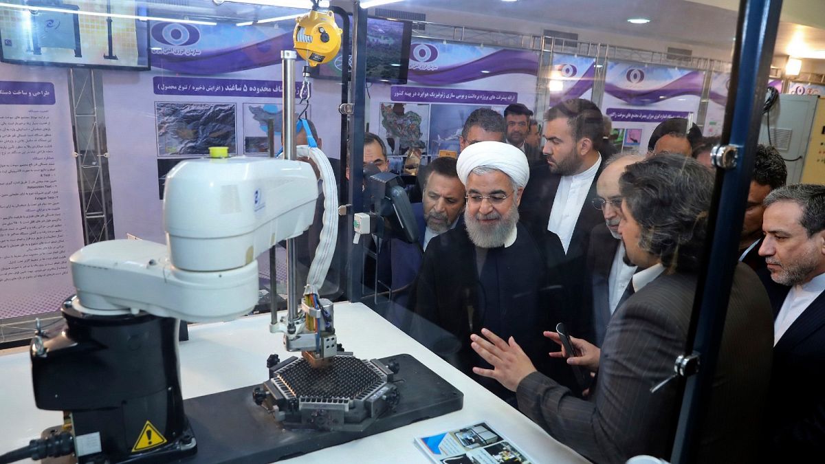 الرئيس الإيراني محمد حسن روحاني داخل منشأة نووي إيرانية
