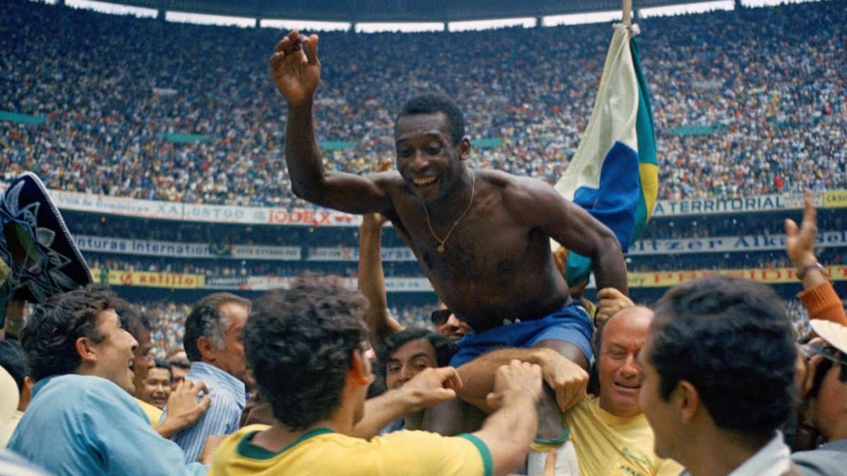 Pelé celebrou no México o terceiro título mundial após triunfo (4-1) sobre a Itália