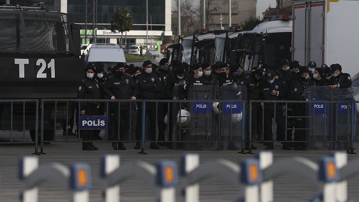 الشرطة التركية أثناء احتجاج أنصار حزب الشعوب الديمقراطي الموالي للأكراد في تركيا أمام محكمة في اسطنبول ، الأربعاء 3 فبراير 2021 ،