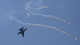 Askeri bir törende gösteri yapan Yunanistan Hava Kuvvetleri'ne ait bir F-16