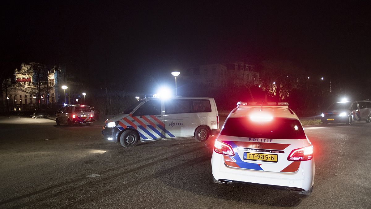دوريات للشرطة الهولندية في أمستردام بعد مداهمة حفلة ممنوعة 