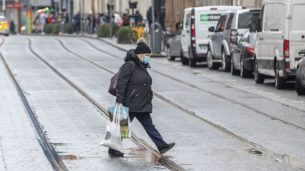 Pedestrians shop in advance of a new coronavirus lockdown in Dublin on December 31, 2020. 