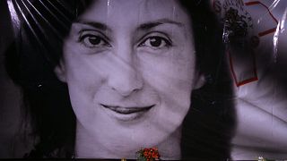 Una fotografía en un mural de homenaje a la periodista asesinada, Daphne Caruana