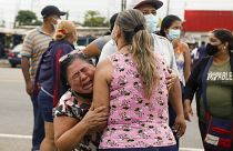 Familiares de presos muestran su dolor a las puertas del centro penintenciario de Guayaquil.