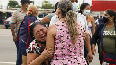 Familiares de presos muestran su dolor a las puertas del centro penintenciario de Guayaquil.