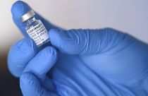 Una enfermera sostiene una dosis de la vacuna de Pfizer-BioNTech