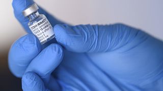 Una enfermera sostiene una dosis de la vacuna de Pfizer-BioNTech