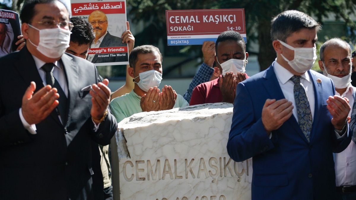 أصدقاء جمال خاشقجي يتلون الفاتحة بجانب نصب تذكاري قريب من القنصلية السعودية في اسطنبول في الذكرى الثانية لوفاته. 2020/10/02
