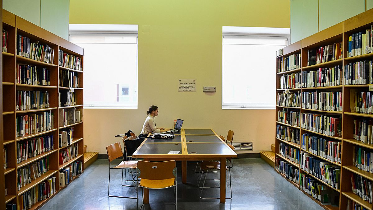 Una studentessa in una biblioteca dell'Università Milano-Bicocca nel marzo scorso