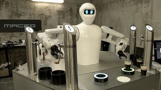 ویدئو؛ استفاده از ربات‌ پیشخدمت در میکده‌های سِویل برای حفظ فاصله‌گذاری اجتماعی