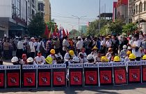  ویدئو؛ پلیس میانمار راه معترضان کودتا در شهر ماندالی را مسدود کرد