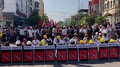  ویدئو؛ پلیس میانمار راه معترضان کودتا در شهر ماندالی را مسدود کرد