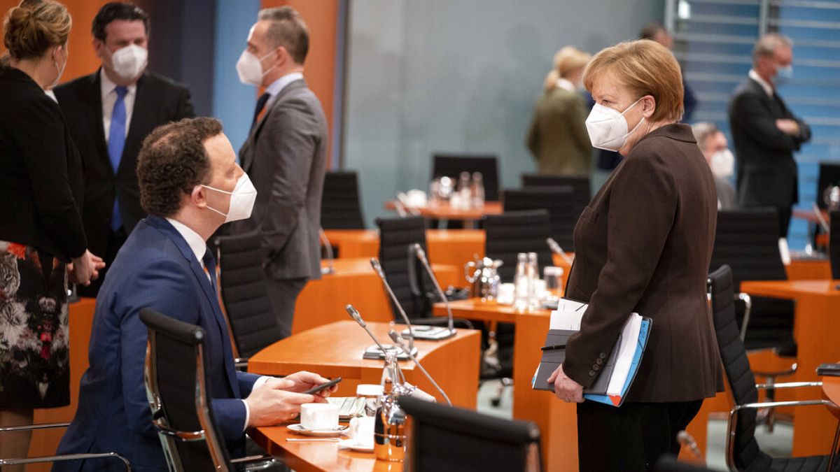 Bundeskanzlerin Angela Merkel spricht mit dem deutschen Gesundheitsminister Jens Spahn, bei der wöchentlichen Kabinettssitzung im Kanzleramt in Berlin, 24.01.2021 