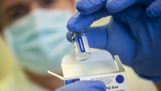Венгерский врач держит ампулу с вакциной "Спутник V"