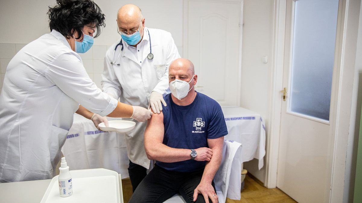 A kínai Sinopharm koronavírus elleni vakcinájával oltják be Pető Zoltánt a szegedi Járványügyi Ellátó Központ igazgatóját az oltópontban