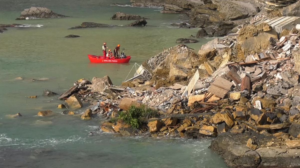 انهيار أرضي في مقبرة في إيطاليا يتسبب في سقوط نحو 200 تابوت في مياه البحر.