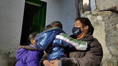 Una mujer migrante con varios niños en un pueblo de España