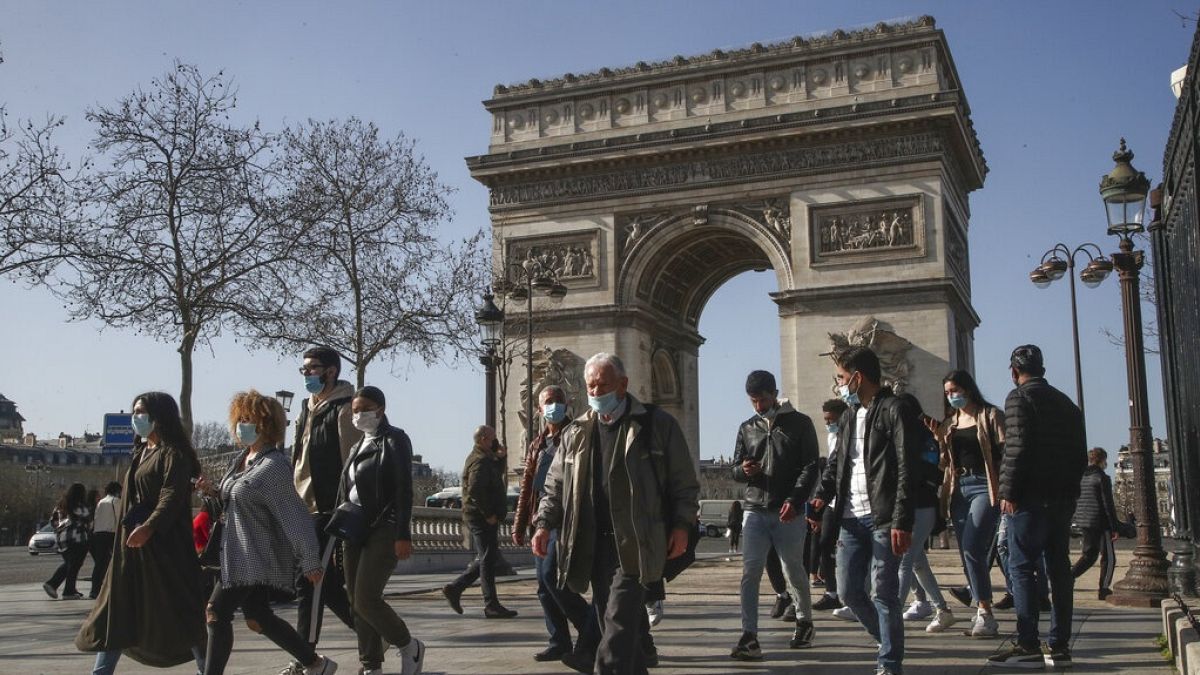 Járókelők Párizsban