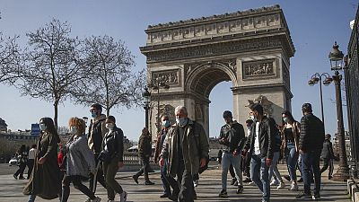 Járókelők Párizsban