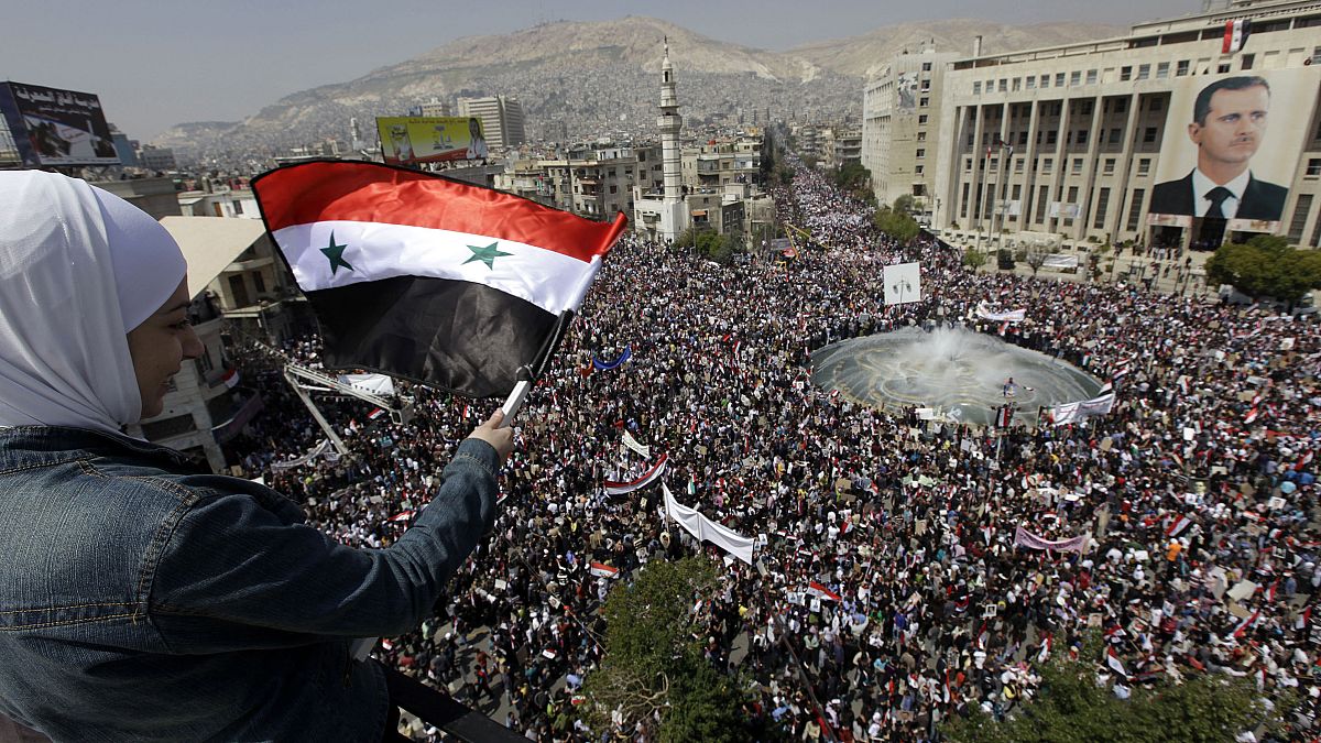 صورة لمتظاهرين موالين للنظام في دمشق مع بداية الثورة السورية في 2011