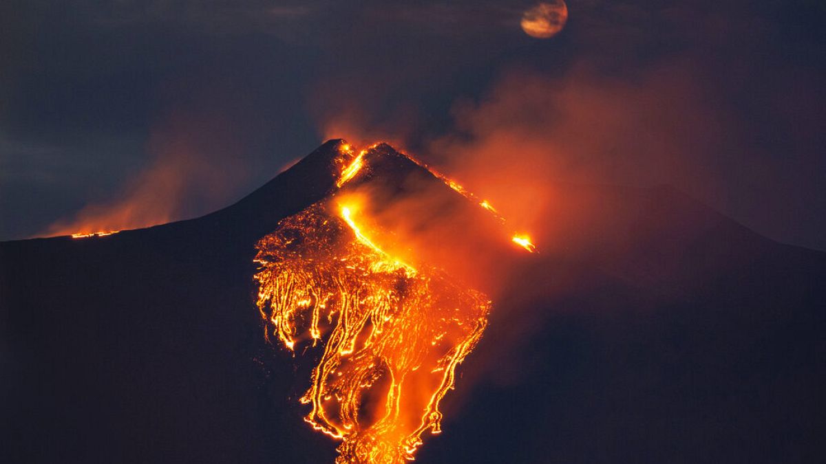 Izzó láva folyik az Etna tűzhányó kráteréből a szicíliai Catania közelében 2021. február 23-án hajnalban
