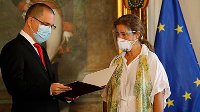 Jorge Arreaza entrega a la embajadora de la UE, Isabel Brilhante, la declaración de persona non grata