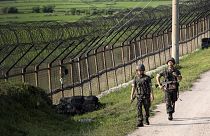 Güney Kore ile Kuzey Kore sınırının Güney tarafından devriye gezen askerler