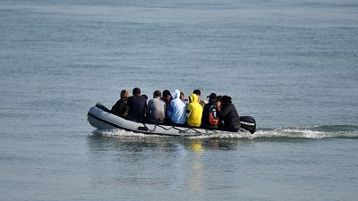مهاجرون على متن قارب مطاطي
